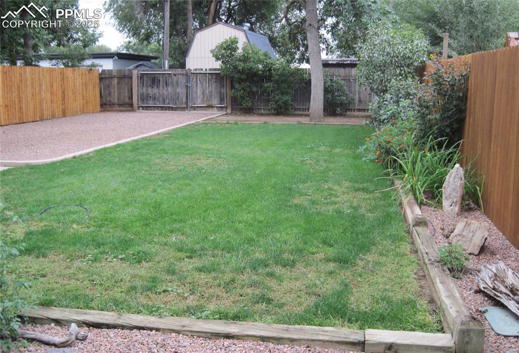 Image 39 of 44: Yard