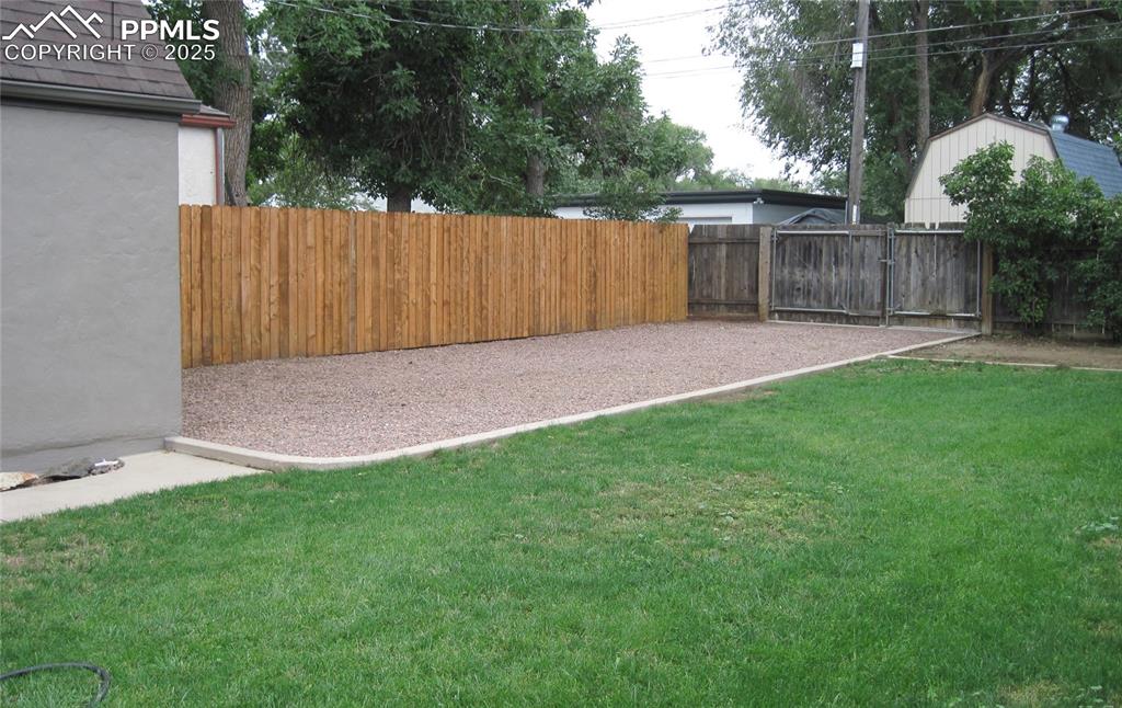 Image 40 of 44: Yard