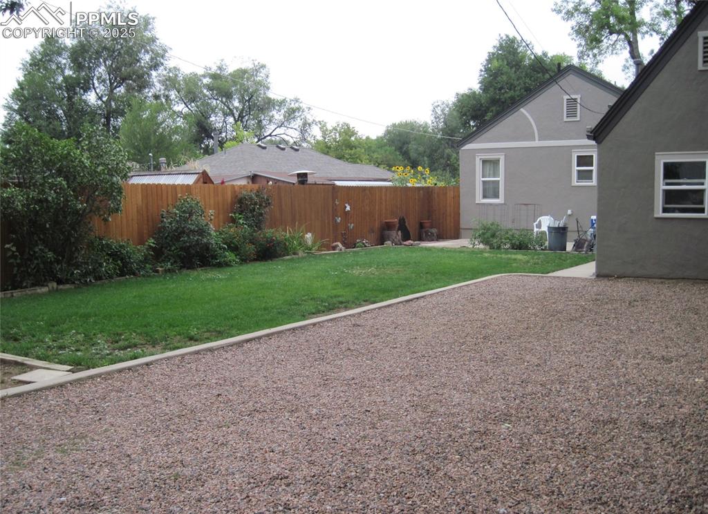 Image 41 of 44: Yard