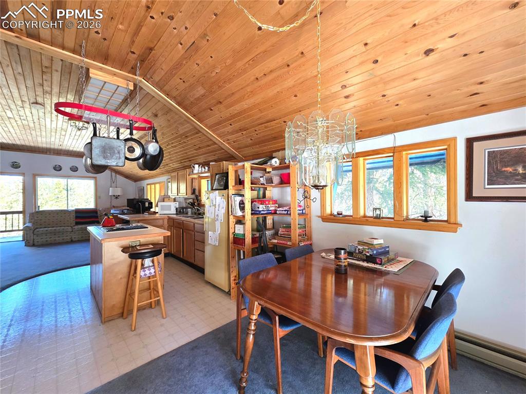 Image 17 of 40: Dining Area