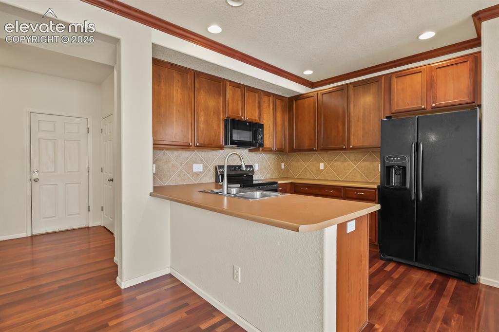 Image 10 of 30: Kitchen
