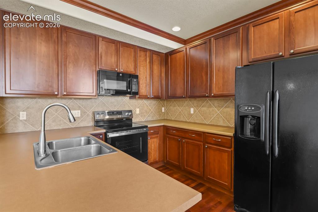 Image 11 of 30: Kitchen