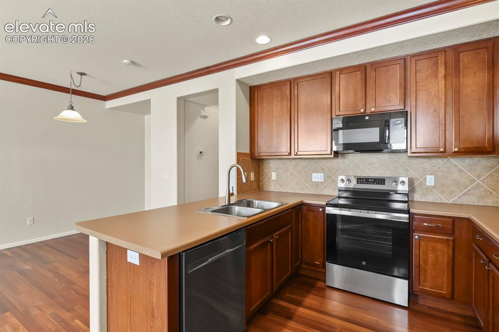 Image 12 of 30: Kitchen