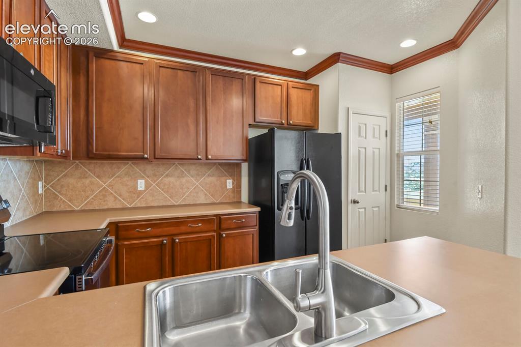 Image 13 of 30: Kitchen