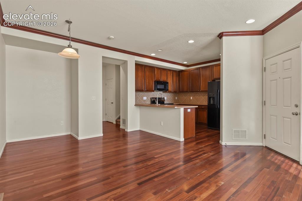 Image 4 of 30: Kitchen