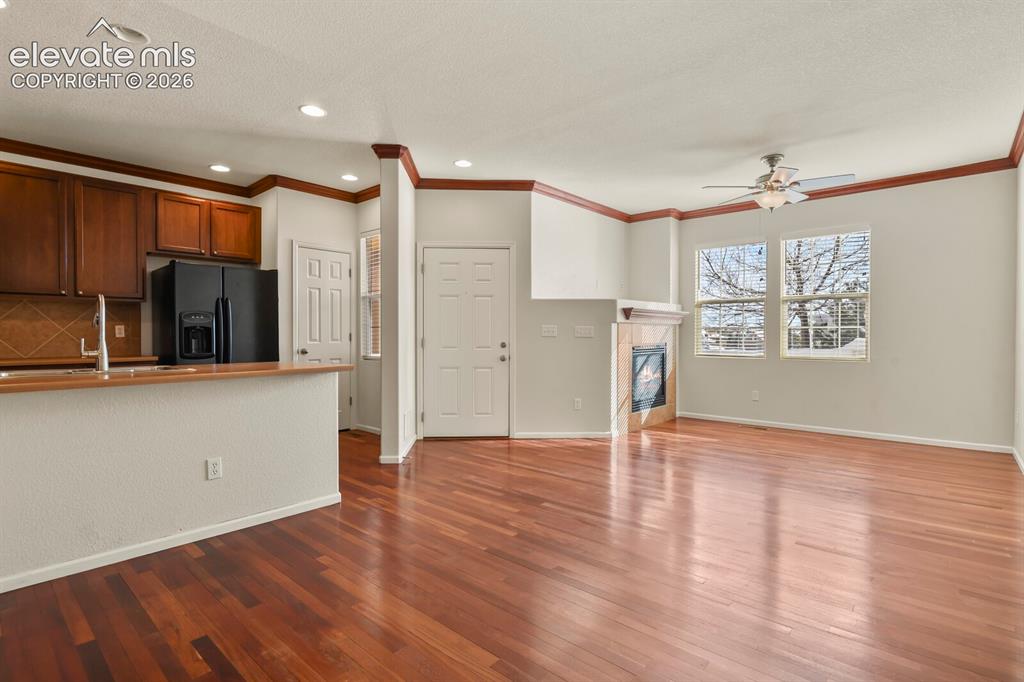 Image 5 of 30: Living Room