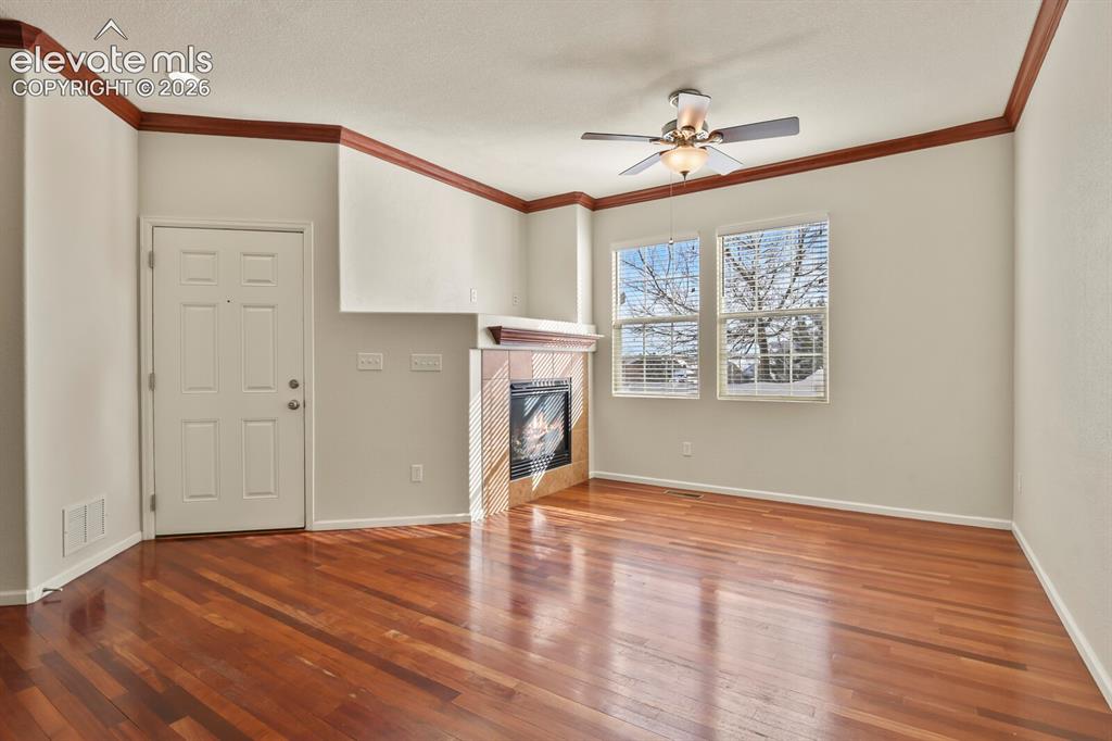 Image 8 of 30: Living Room
