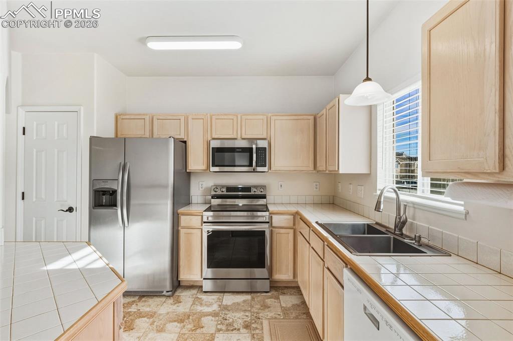 Image 13 of 35: Kitchen