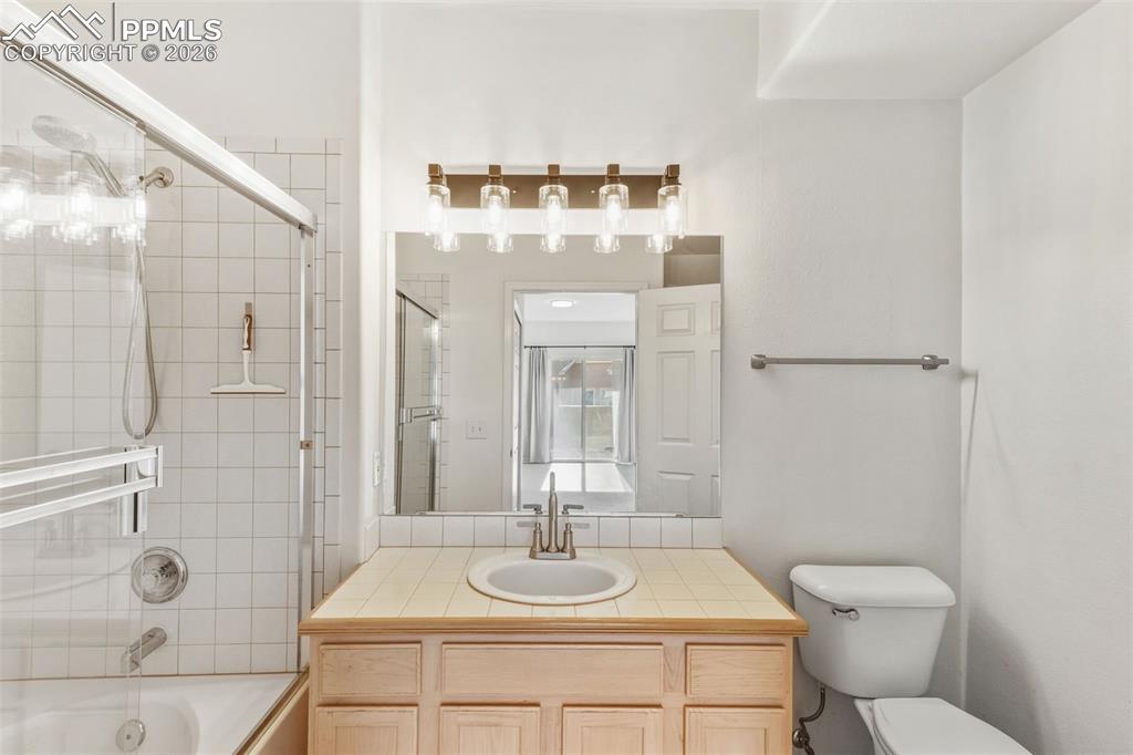 Image 17 of 35: Bathroom