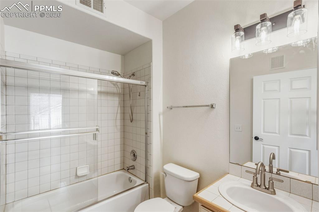 Image 19 of 35: Bathroom