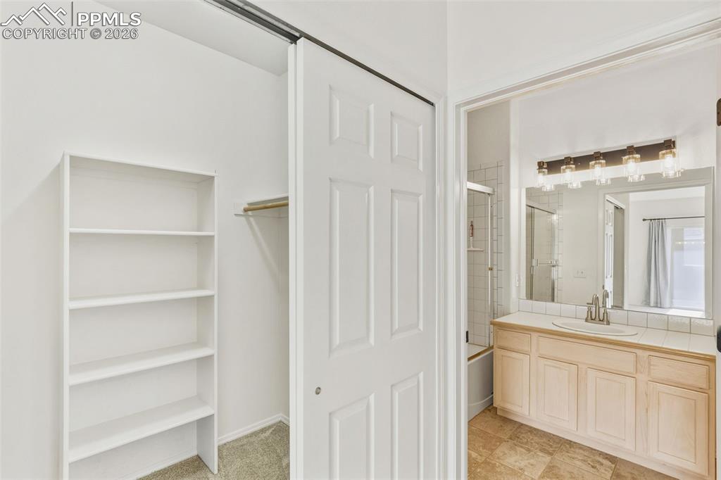 Image 25 of 35: Bathroom