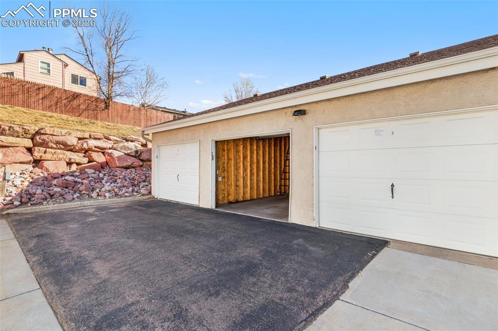 Image 30 of 35: Garage