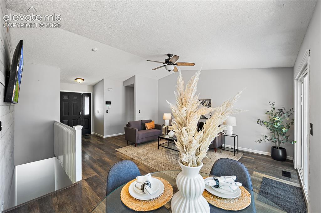Image 11 of 50: Dining Area