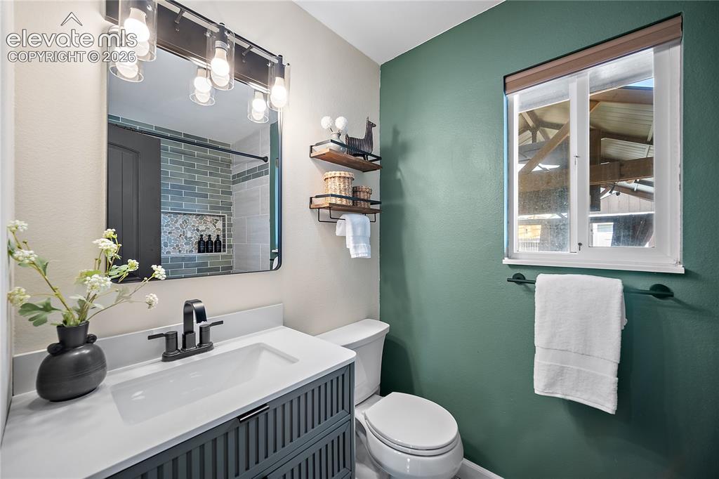 Image 16 of 50: Bathroom