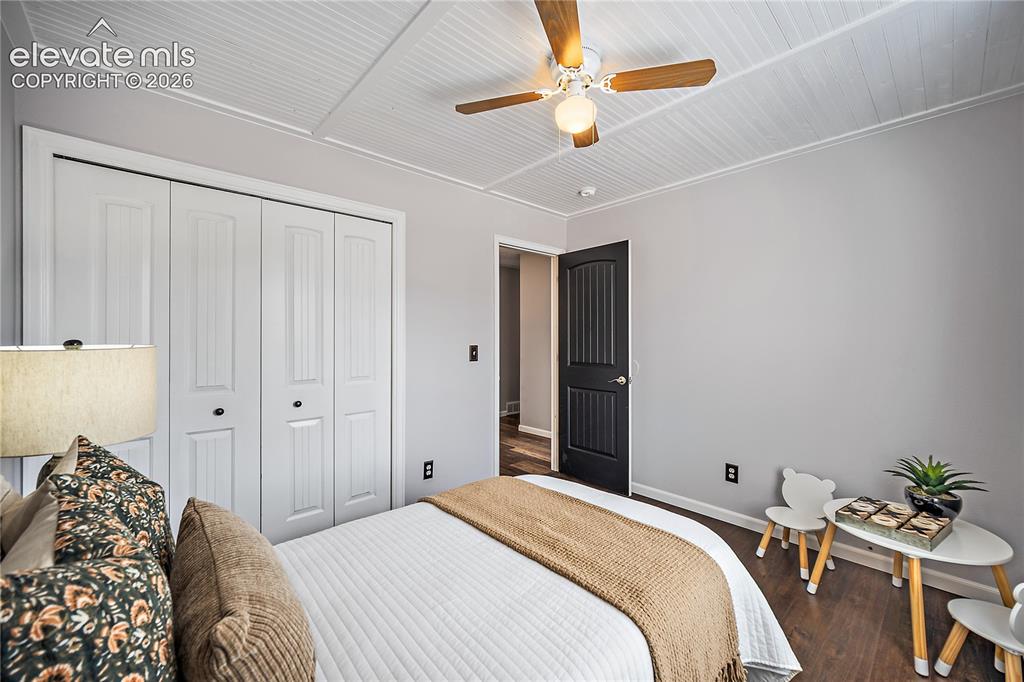 Image 19 of 50: Bedroom