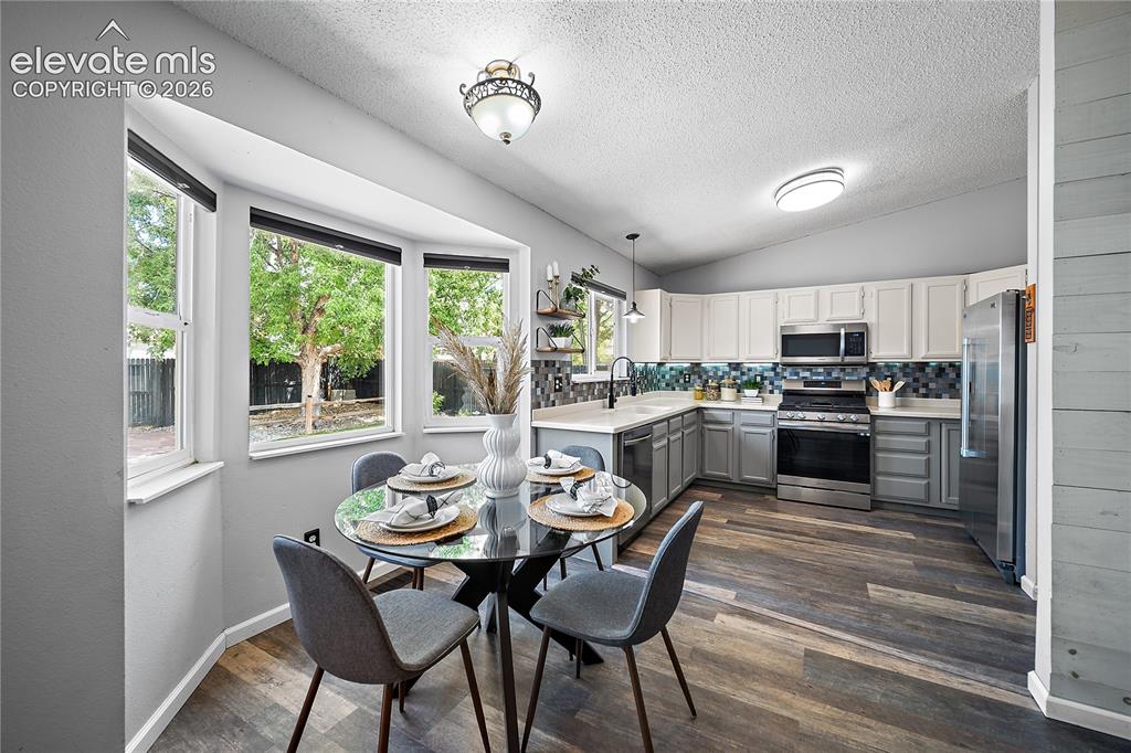 Image 6 of 50: Dining Area