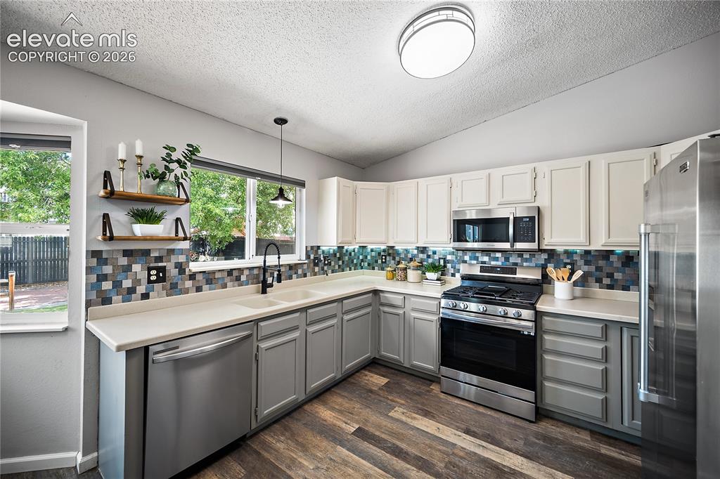 Image 8 of 50: Kitchen