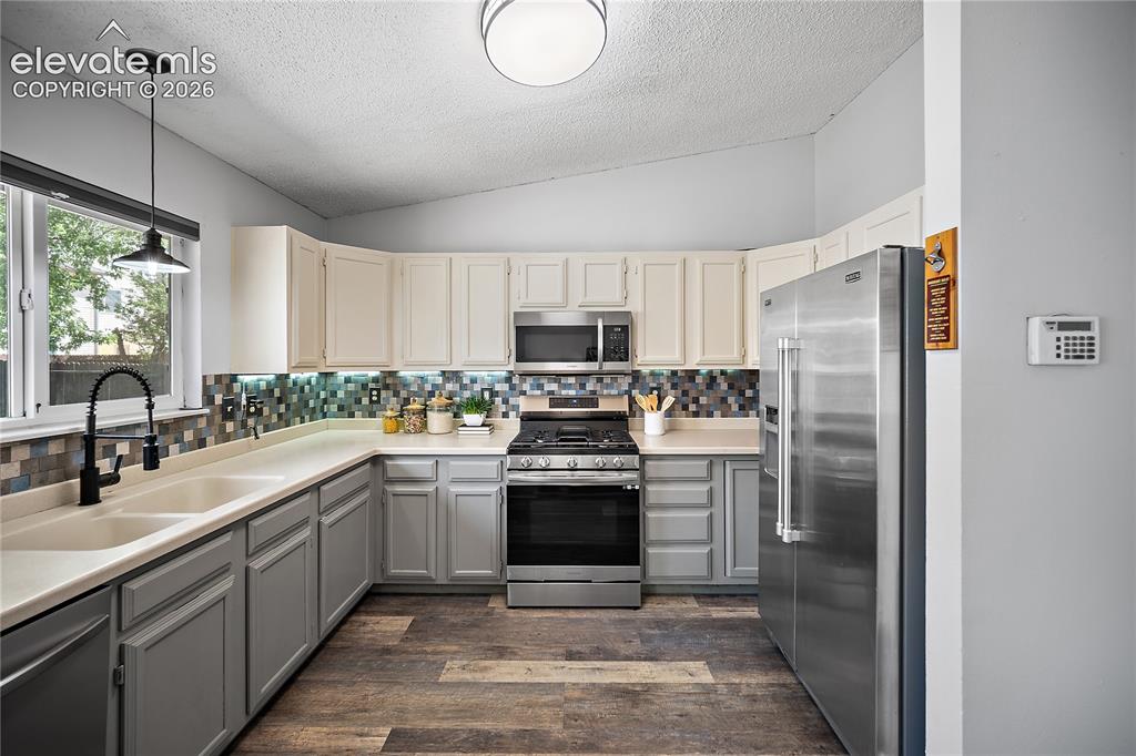 Image 9 of 50: Kitchen