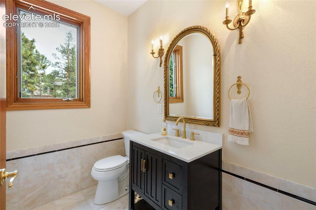 Image 19 of 50: Bathroom