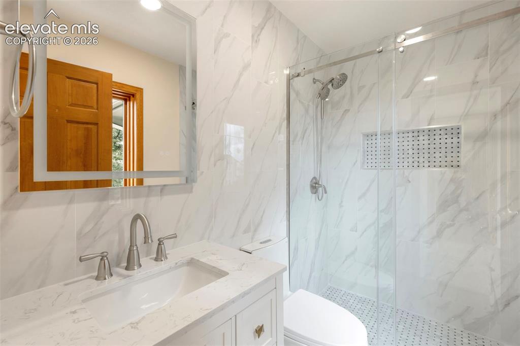 Image 33 of 50: Ensuite bathroom
