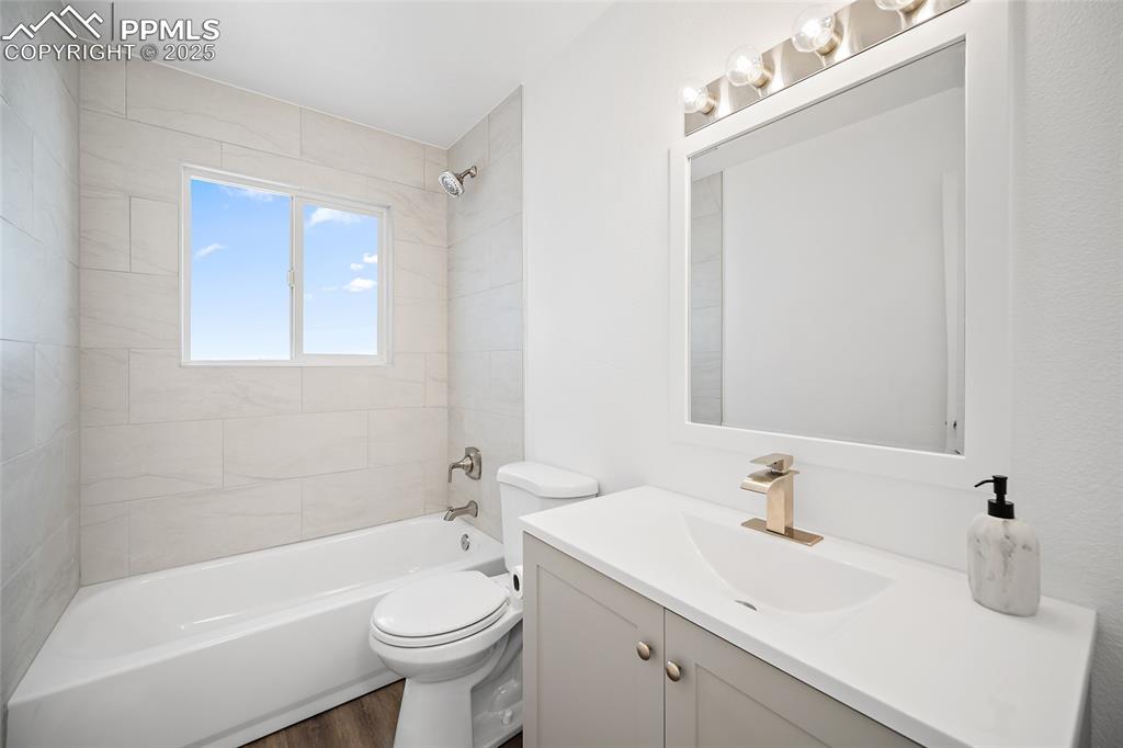 Image 19 of 27: Bathroom