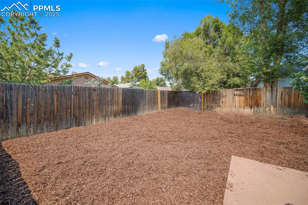 Image 22 of 27: Yard