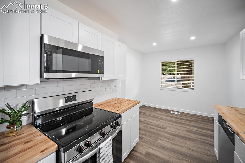 Image 3 of 27: Kitchen