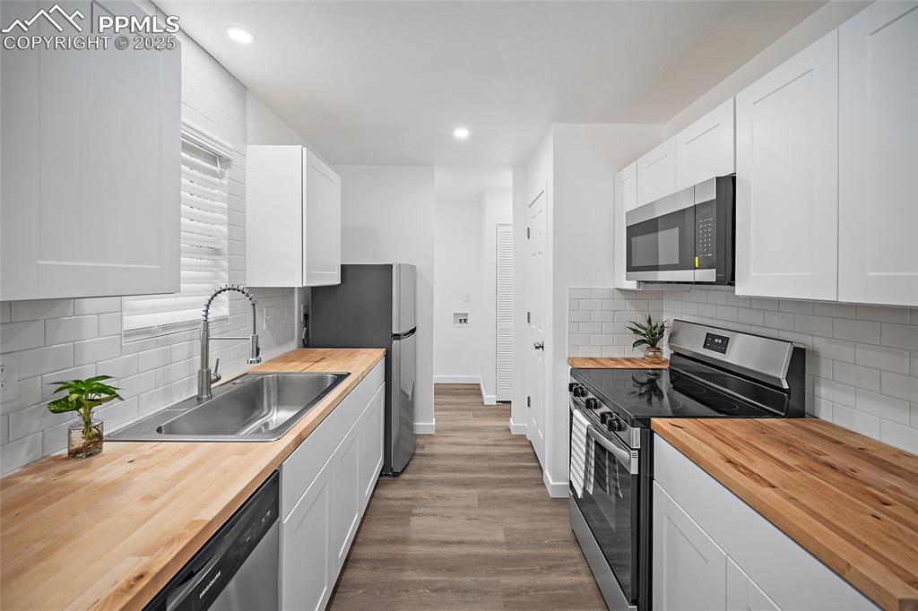 Image 4 of 27: Kitchen