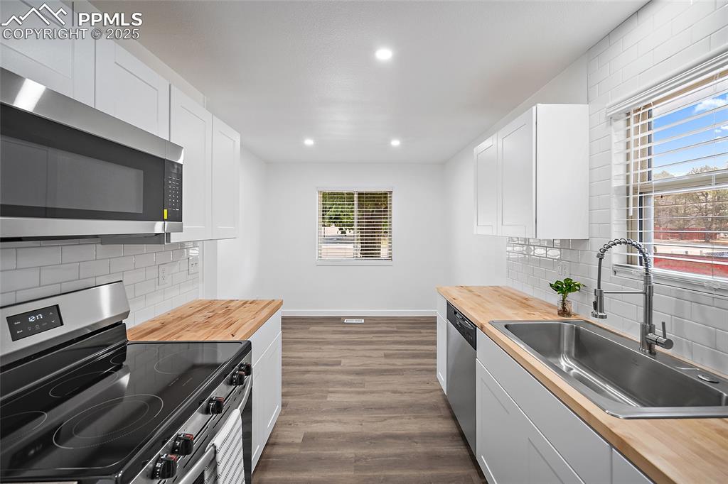 Image 5 of 27: Kitchen