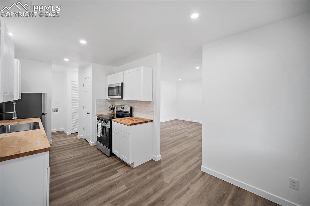 Image 7 of 27: Kitchen