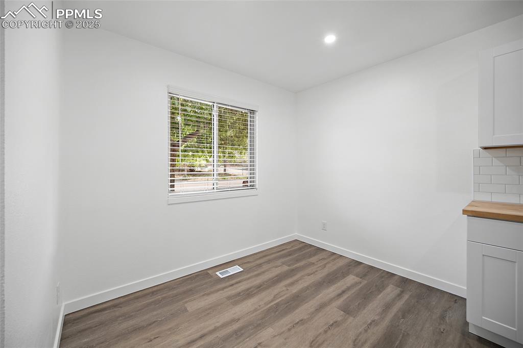 Image 8 of 27: Dining Area