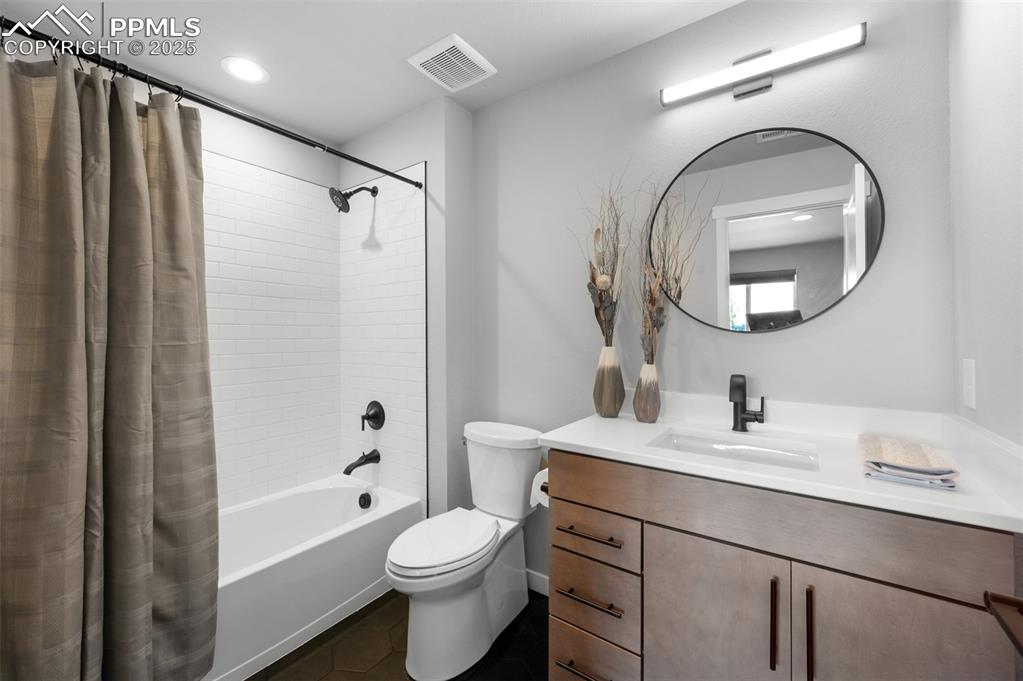 Image 18 of 27: Bathroom