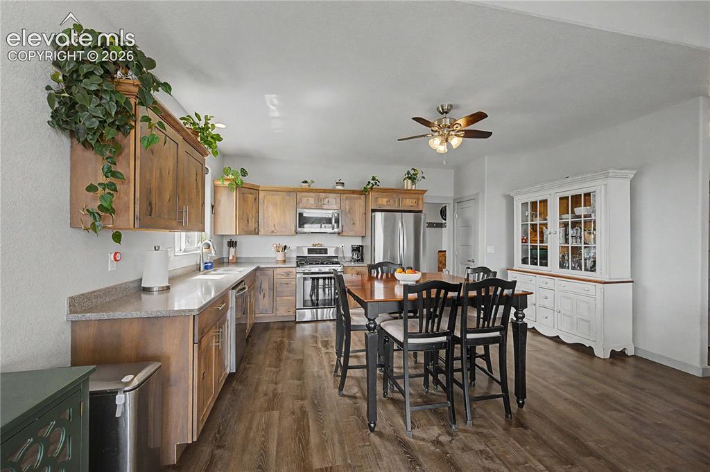 Image 12 of 41: Kitchen
