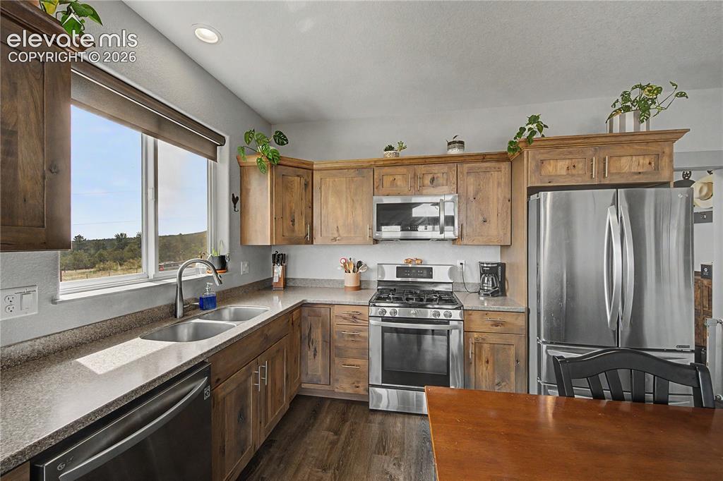 Image 14 of 41: Kitchen