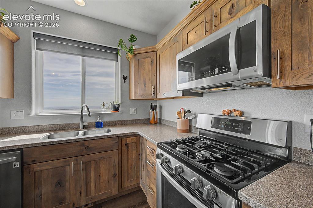 Image 15 of 41: Kitchen