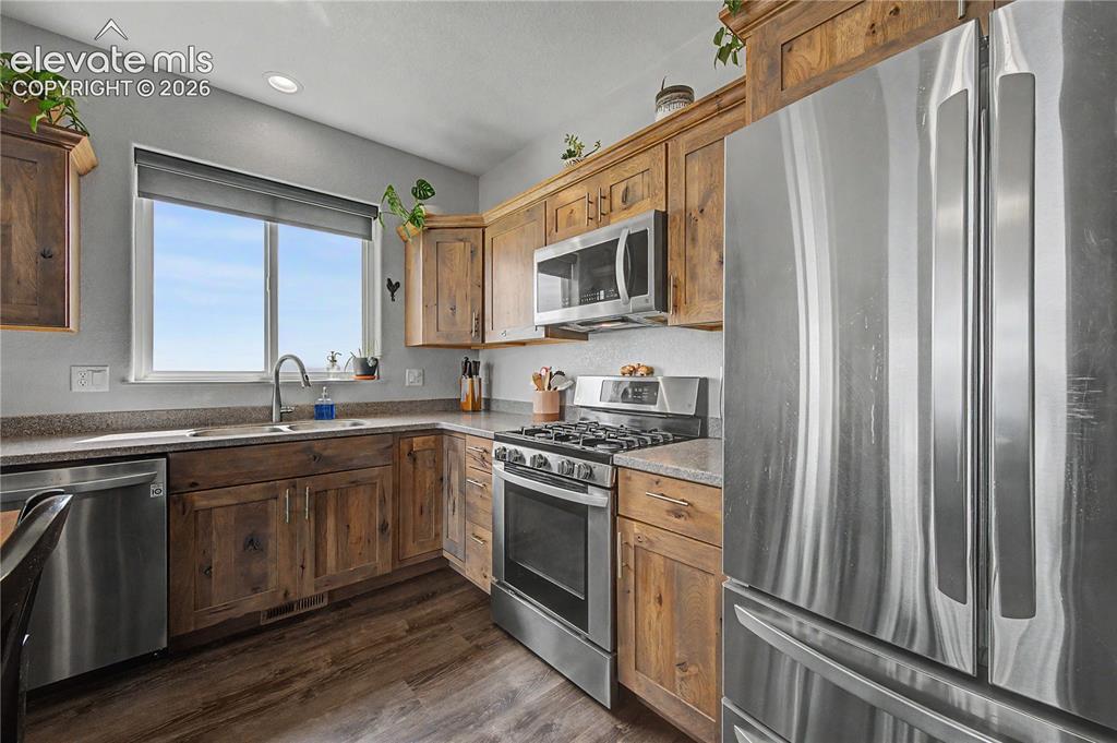 Image 16 of 41: Kitchen