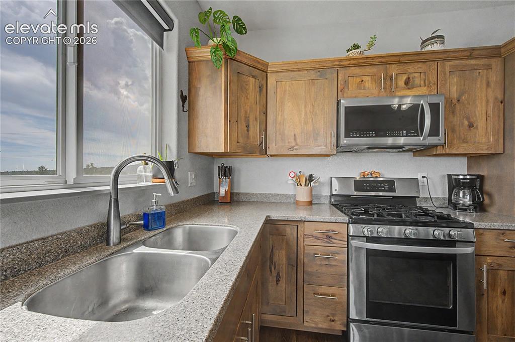 Image 17 of 41: Kitchen