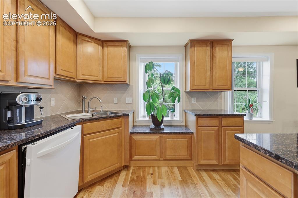 Image 13 of 42: Kitchen