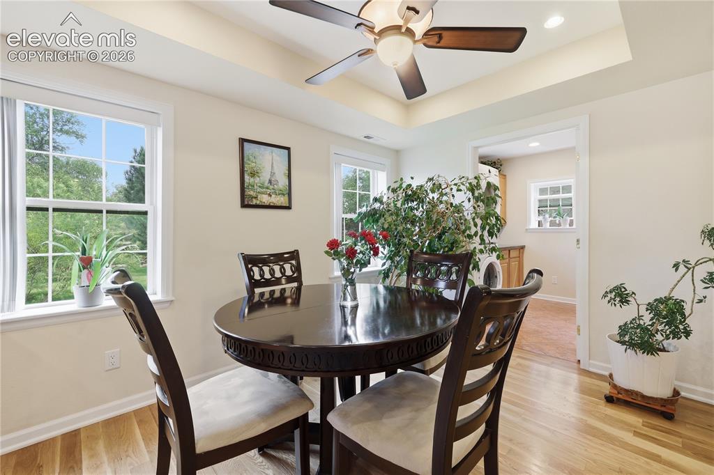 Image 14 of 42: Dining Area