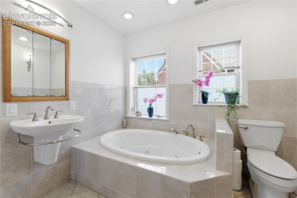 Image 16 of 42: Bathroom