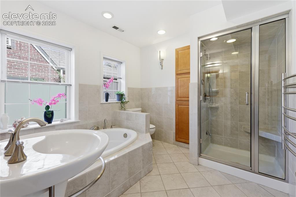 Image 17 of 42: Bathroom
