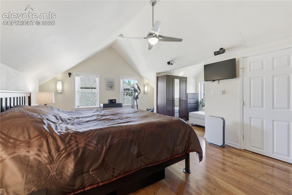 Image 18 of 42: Bedroom