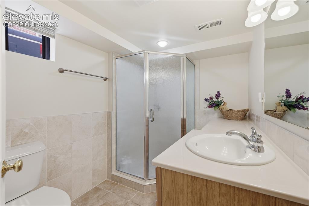 Image 34 of 42: Bathroom