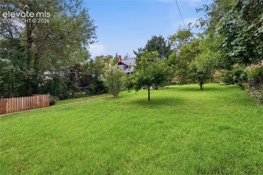 Image 40 of 42: Yard