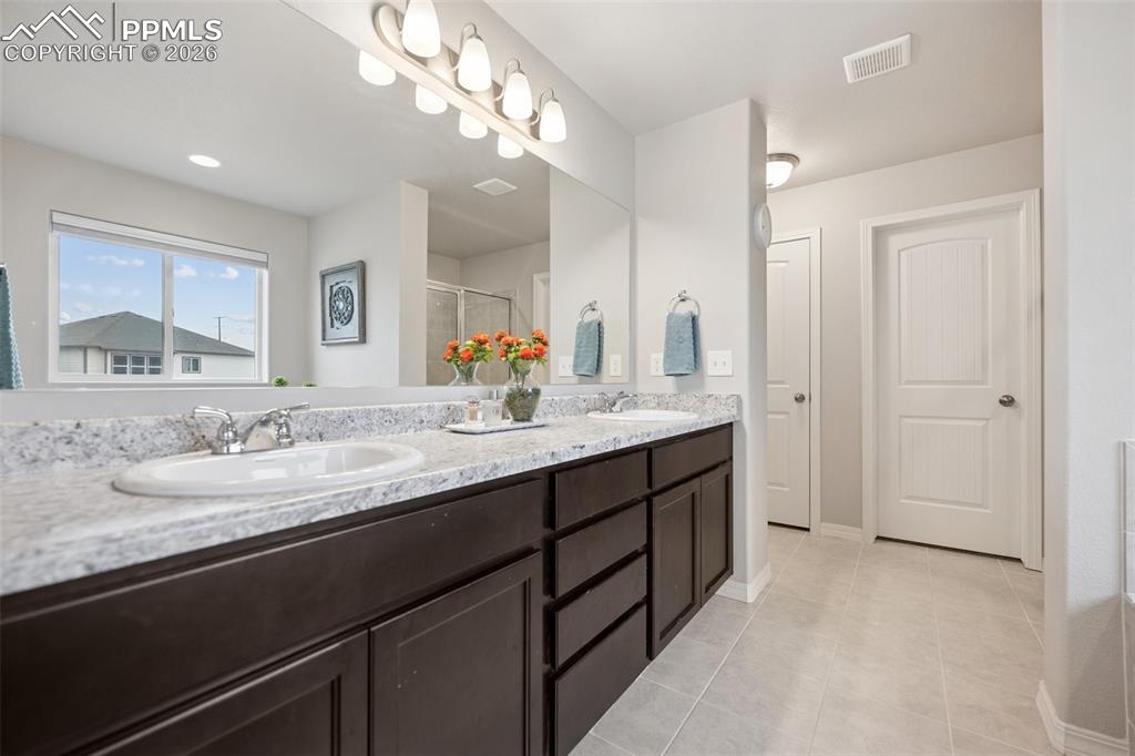 Image 18 of 39: Bathroom