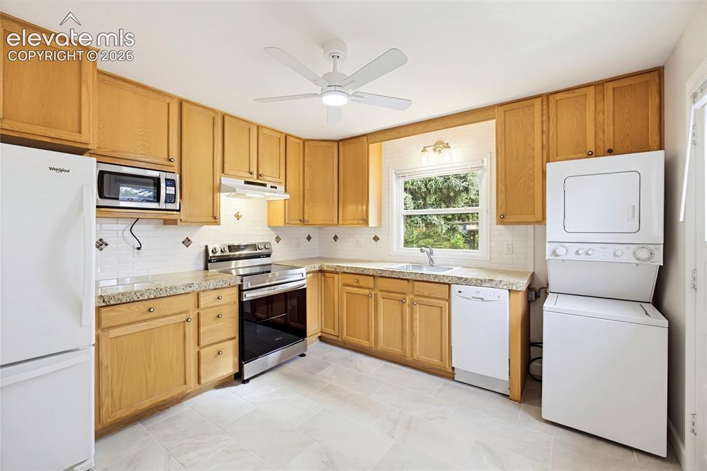 Image 10 of 38: Washer & dryer included