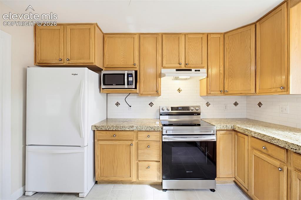 Image 12 of 38: Kitchen
