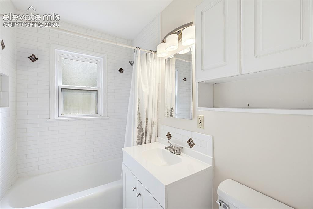 Image 22 of 38: Bathroom