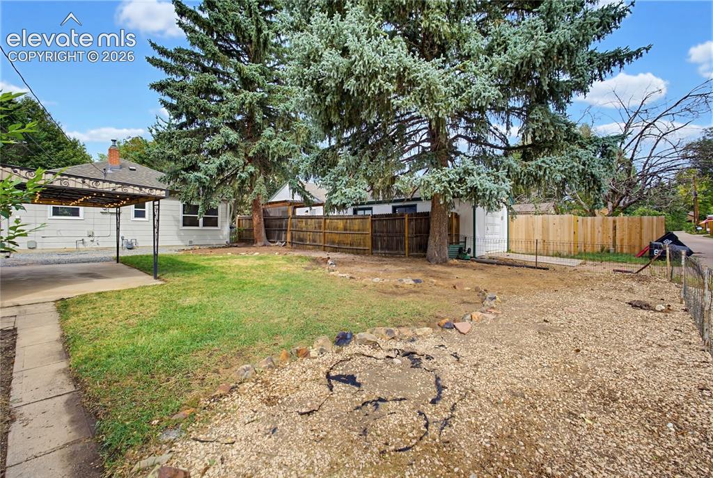 Image 30 of 38: Large yard!