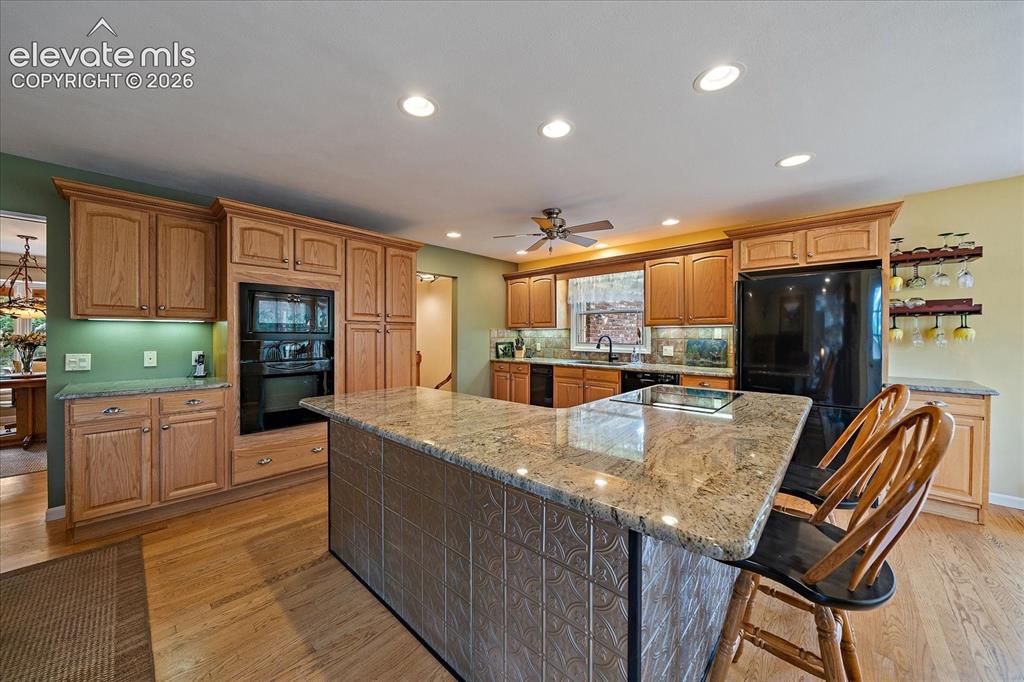 Image 14 of 50: Kitchen
